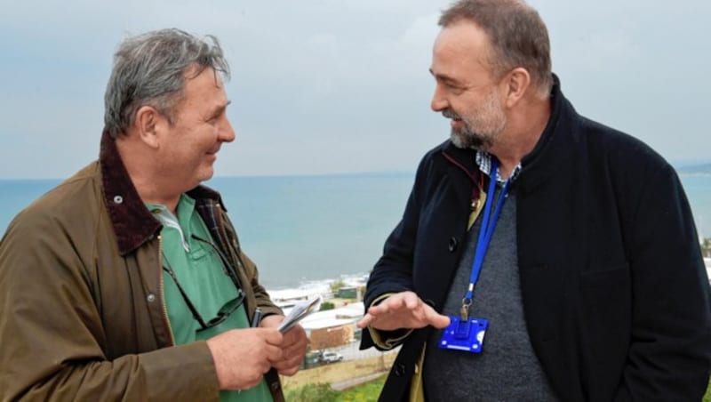 Karl von Habsburg (re.) im Gespräch mit „Krone“-Reporter Christoph Matzl im UN-Camp (Bild: Bundesheer/Gunter Pusch)