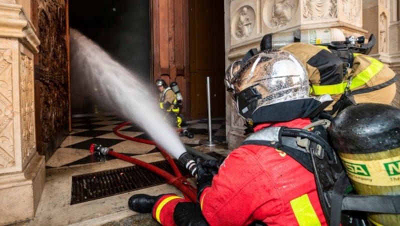 Insgesamt standen 374 Feuerwehrmänner im Einsatz, um das Weltkulturerbe zu retten. (Bild: AP)