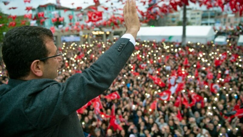 Ekrem Imamoglu vor seinen Anhängern (Bild: APA/AFP/Yasin Akgul)