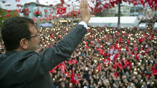 Ekrem Imamoglu vor seinen Anhängern (Bild: APA/AFP/Yasin Akgul)