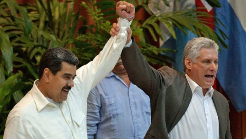 Venezuelas Präsident Nicolas Maduro und sein kubanischer Amtskollege Miguel Diaz-Canel sind zwei Mitglieder der „Troika der Tyrannei“. (Bild: APA/AFP/YAMIL LAGE)