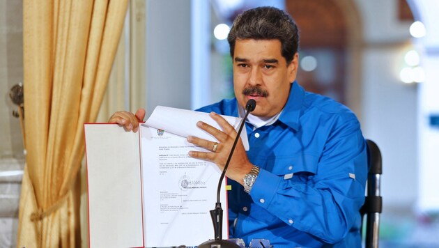 Die USA wollen den venezolanischen Präsidenten Nicolas Maduro aus dem Amt entfernen und drohen nun auch seinen Verbündeten. (Bild: APA/AFP/Venezuelan Presidency/HO)