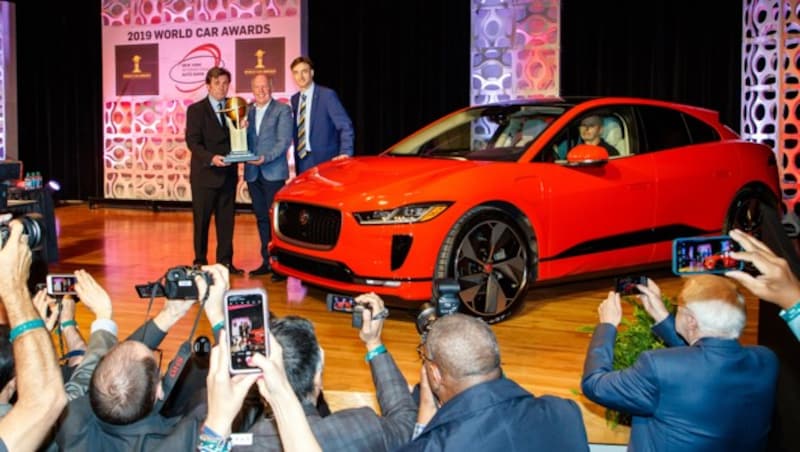 Jaguar-Designchef Ian Callum nimmt den World Car Award entgegen (Bild: WCOTY)