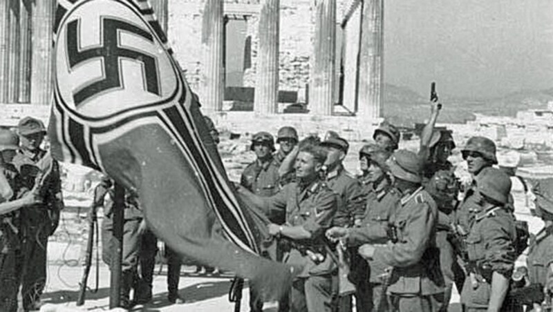 Reichskriegsflagge auf der Akropolis in Athen (Bild: Screenshot/Wikipedia)