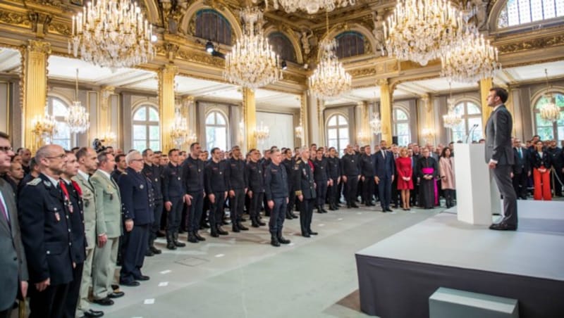 Emmanuel Macron ehrte Feuerwehrleute und Einsatzkräfte im Elysee-Palast. (Bild: AP)