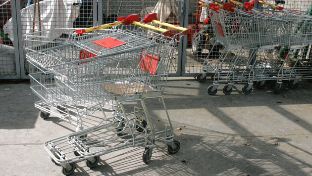 Mit einem Einkaufswagen wollte das Pärchen die Schiebetüre zu einem Supermarkt demolieren (Symbolbild). (Bild: KRONEN ZEITUNG/Tomschi)