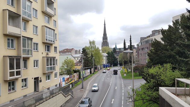 Blick vom Südportal de Römerbergtunnels in Linz auf die Stadt. Links hinter den Plakatwänden ist die Luftmessstation. die auch im Jahr 2018 wieder deutlich über dem Grenzwert für Stickstoffdioxid (NO2) lag: 43,4 Mikrogramm je Kubikmeter Luft. (Bild: Werner Pöchinger)