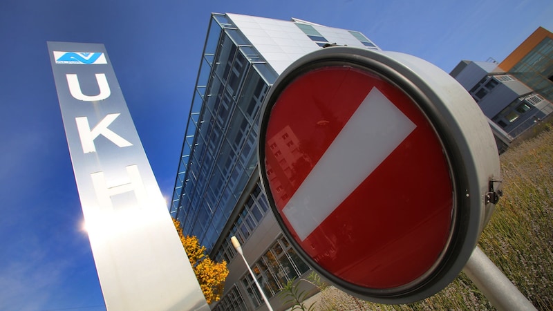 The injured man is being treated at Linz Hospital. (Bild: Kronen Zeitung/ Chris Koller)