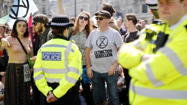 Die Bewegung „Rebellion gegen Auslöschung“ protestiert seit Tagen gegen die britische Klimapolitik. (Bild: APA/AFP/Tolga Akmen)