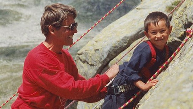 Peter Habeler mit David Lama. Lama besuchte mit vier Jahren einen Kletterkurs bei der Everest-Legende. (Bild: zVg)