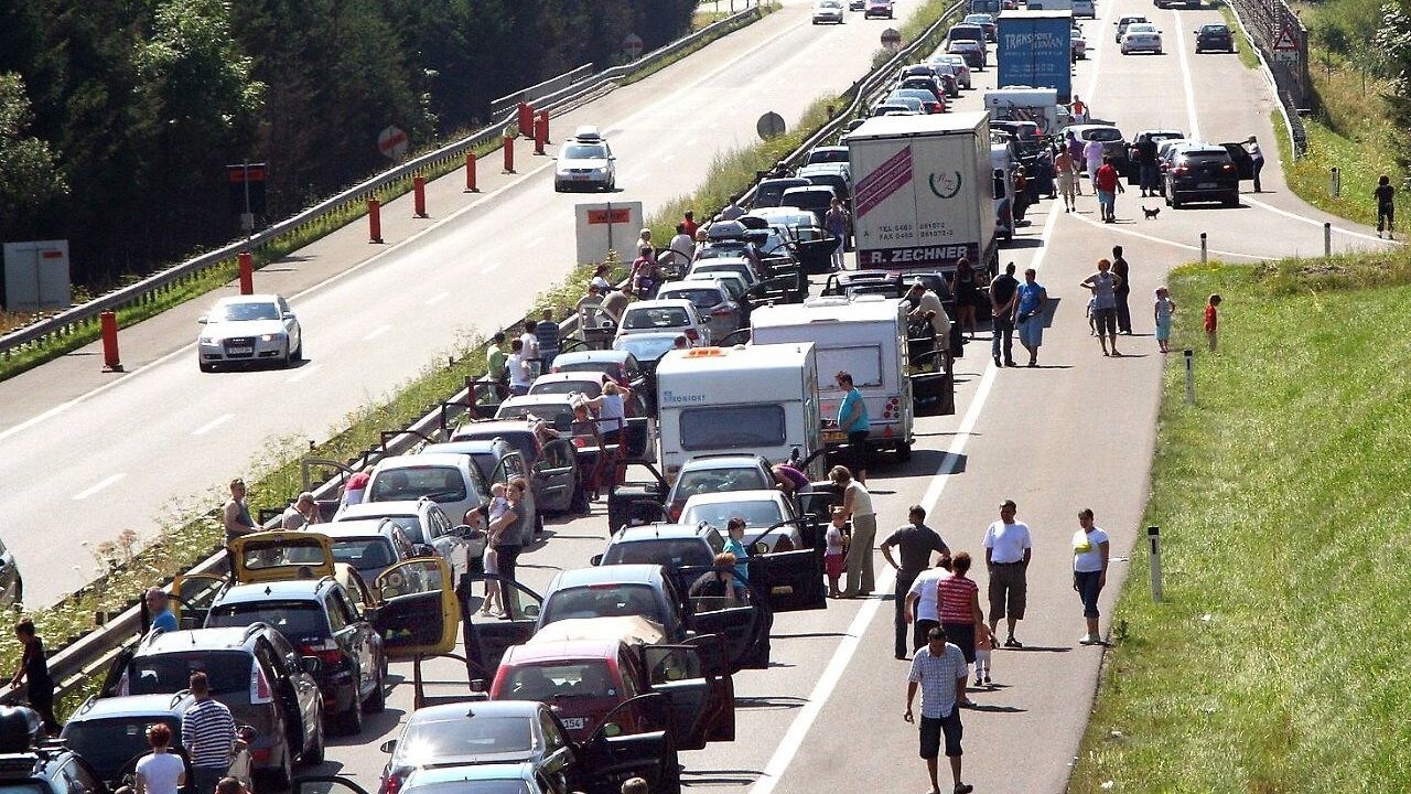 35 Kilometer Stau - Die Erste Große Reisewelle Rollt Aus Bayern An ...