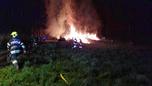 Die Feuerwehr St. Paul musste in der Nacht zum Karsamstag einen brennenden Osterhaufen löschen. (Bild: FF St. Paul/Lavanttal)