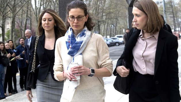 Clare Bronfman (Mitte) vor dem Gerichtsgebäude in New York (Bild: AP)