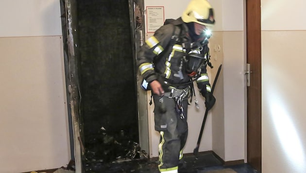 Der Lift brannte im vierten Stock des Gebäudes völlig aus. (Bild: Tschepp Markus)