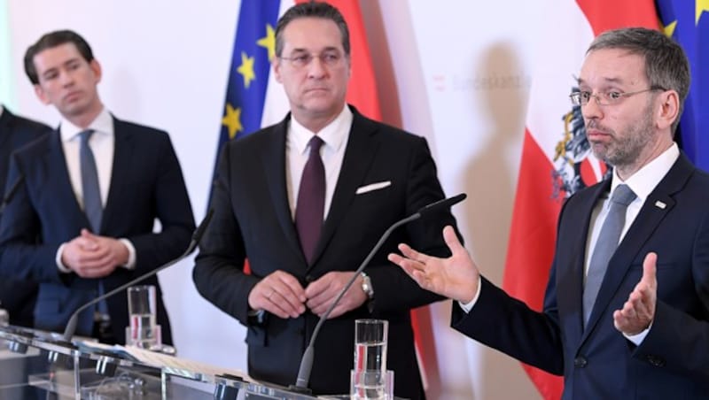 Bundeskanzler Sebastian Kurz (ÖVP), Vizekanzler Heinz-Christian Strache (FPÖ) und Innenminister Herbert Kickl (FPÖ) (Bild: APA/Roland Schlager)