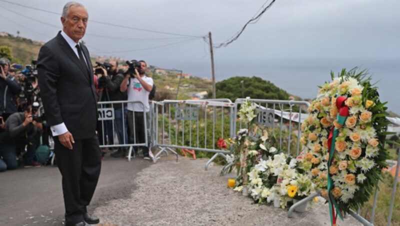 Marcelo Rebelo de Sousa, Präsident von Portugal, besuchte am Freitag die Unfallstelle. (Bild: AP)