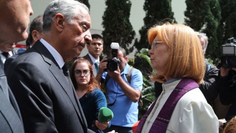 Die deutsche Pastorin Ilse Everlien Berardo und Präsident Marcelo Rebelo de Sousa vor der Kirche in Funchal (Bild: AP)