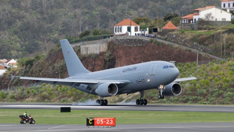 Das Lazarettflugzeug der Luftwaffe bei der Landung auf Madeira (Bild: AP)