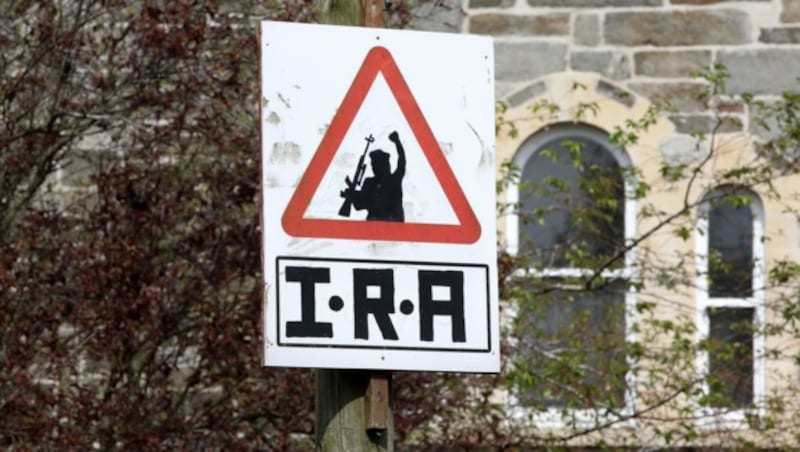 Ein Schild warnt in der Nähe von Bogside in Derry vor Scharfschützen der IRA. (Bild: AFP)