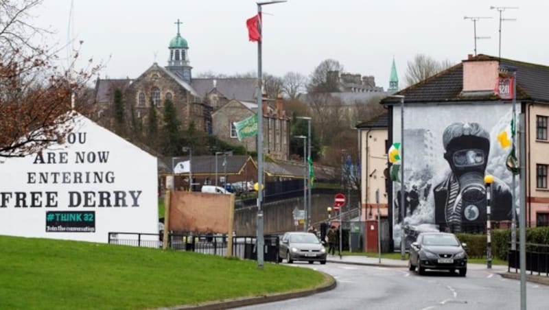 Wandgemälde in Derry (re.) erinnern an den „Bloody Sunday“ im Jahr 1972 (Bild: AFP)