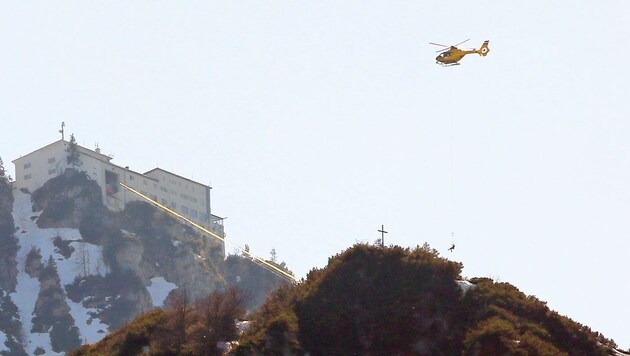 Mit dem Salzburger Rettungshubschrauber C6 wurde der Wanderer ins Spital geflogen. (Bild: Markus Leitner)