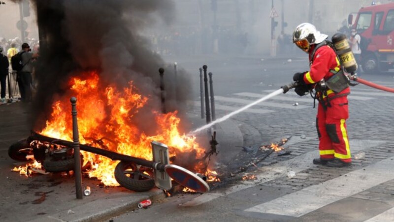 Bei den „Gelbwesten“-Protesten am Karsamstag wurden auch Brände gelegt. (Bild: AFP)