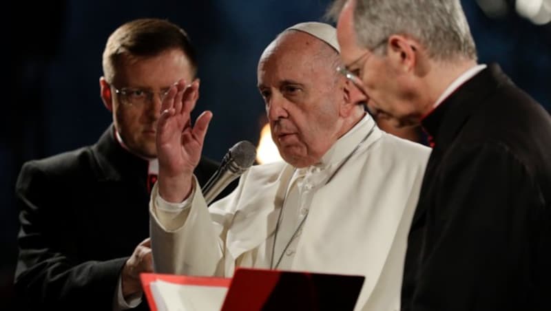 Am Karfreitag beging der Papst mit zahlreichen Gläubigen den Kreuzweg im Kolosseum. (Bild: AP)