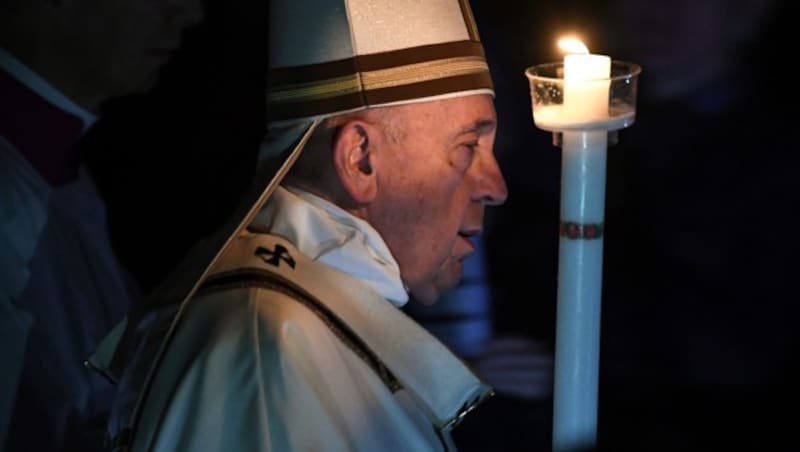 In den noch dunklen Petersdom zog Franzsikus in der Osternacht ein. (Bild: AFP)