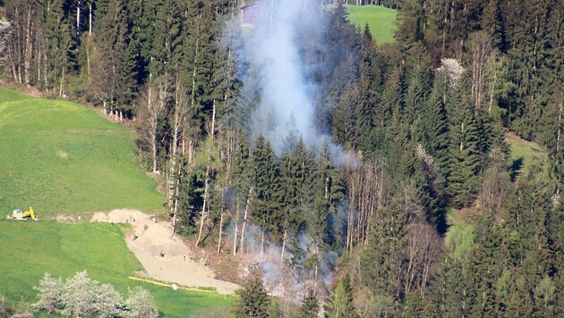 Ein ganzes Waldstück geriet in Tirol in Brand. (Bild: APA/Zoom.Tirol)