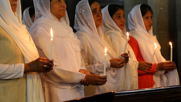 Pakistanische Christen beten nach einem Terroranschlag in einem Park zu Ostern 2016 für die Opfer. (Bild: AFP)