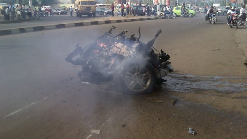 Ein Teil eines Fahrzeugs wurde 2012 bei dem Anschlag vor einer Kirche in Nigeria auf die Straße geschleudert. (Bild: AFP)