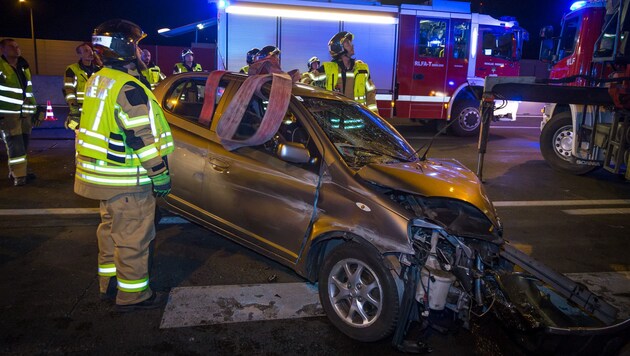 Bei einem schweren Unfall auf der A2 bei Vösendorf nahe Wien kam eine Lenkerin am Sonntagabend ums Leben. (Bild: Seyfert/www.bfk-moedling.at)