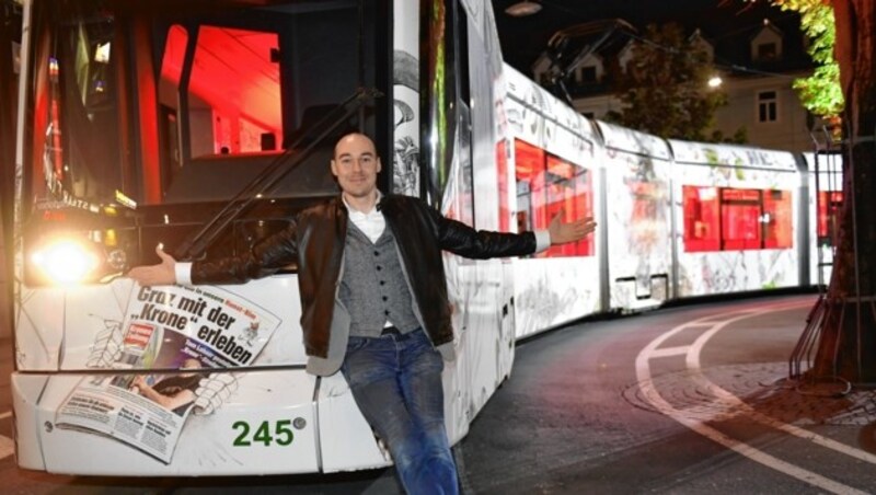 Tom Lohner vor seiner „Krone“-Kunst-Bim (Bild: Richard Heintz, Foto Ricardo 8010 A-Graz)