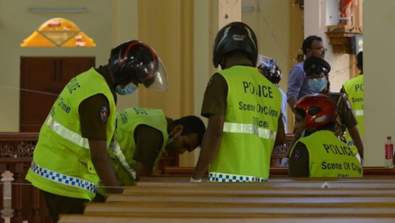 Polizeiermittler und Forensiker an einem der blutigen Tatorte in der St.-Sebastian‘s-Kirche in Negombo (Bild: AFP)