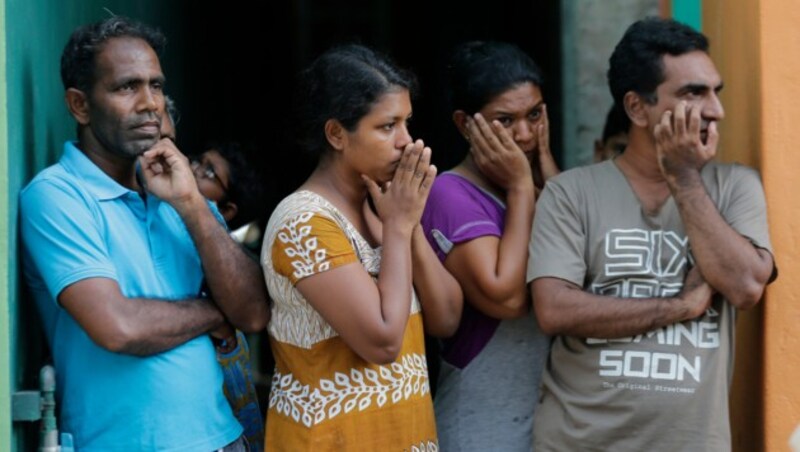 Geschockte Menschen am Tag der Anschlagsserie auf Sri Lanka (Bild: AP)