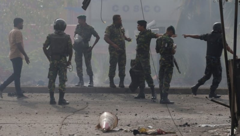 Bombenentschärfer sprengten ein Fahrzeug am Ostermontag in der Nähe der St.-Antonius-Kirche in der Hauptstadt Colombo, nachdem darin ein Sprengkörper entdeckt worden war. (Bild: AP)