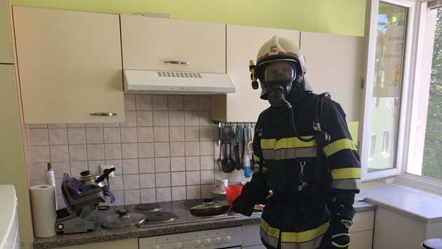 Essen brannte an: Giftiger Rauch in Villacher Wohnung (Bild: Hauptfeuerwache Villach KK/HFW Villach)