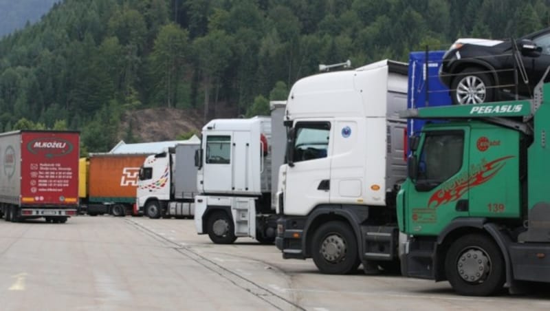 Grenzüberschreitende Frächter brauchen eine Lizenz. Laut EU muss man sie alle zehn Jahre erneuern, hierzulande alle fünf. (Bild: Klaus Kreuzer)