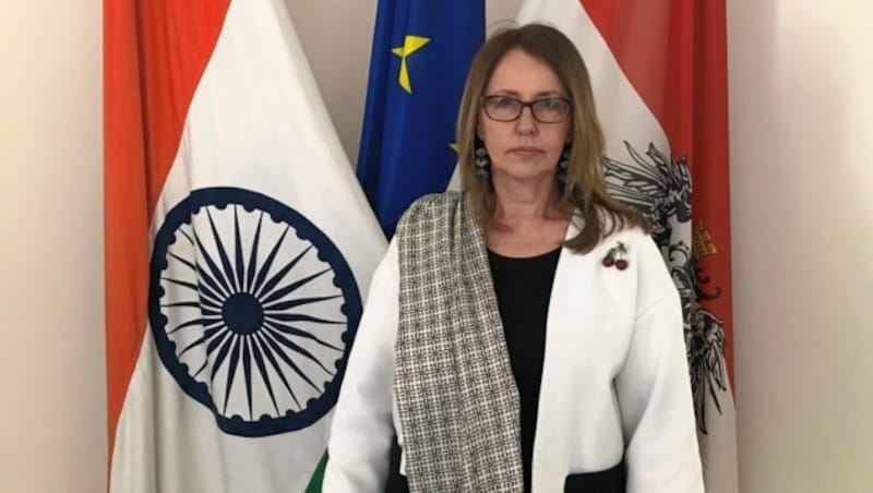 Top-Diplomatin Brigitte Öppinger-Walchshofer in der Botschaft in Neu-Delhi, die auch für Sri Lanka zuständig ist. (Bild: Brandl Gregor/Kronenzeitung)