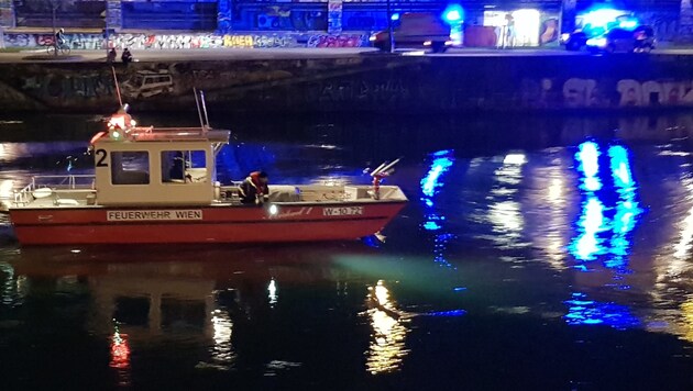 Ein Feuerwehrboot auf dem Wiener Donaukanal (Bild: krone.at)