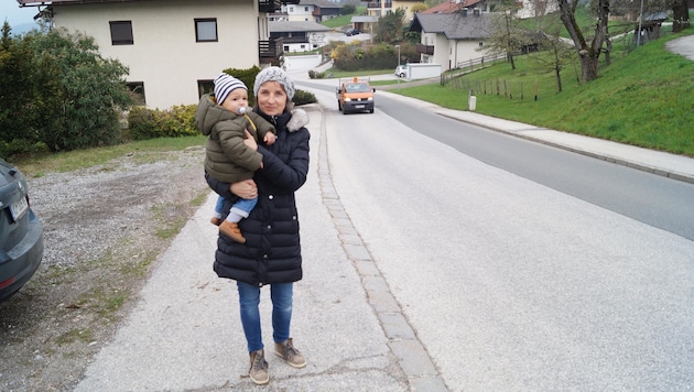 Um zur Bushaltestelle zu kommen, muss der Sohn von Karin Demel (im Bild mit dem jüngsten Sohn) einen unübersichtlichen und gefährlichen Straßenabschnitt überqueren. (Bild: Thurner Samuel/Kronenzeitung)
