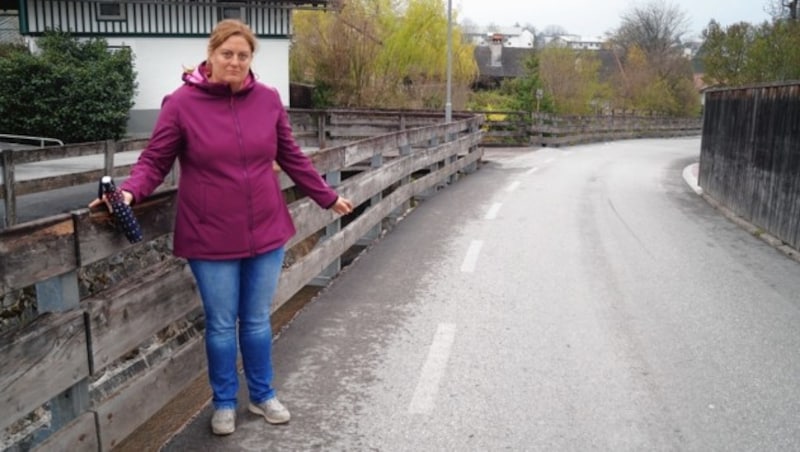 Karin Steiner appelliert an die Autofahrer, sich an die 30er-Beschränkung zu halten. (Bild: Thurner Samuel/Kronenzeitung)