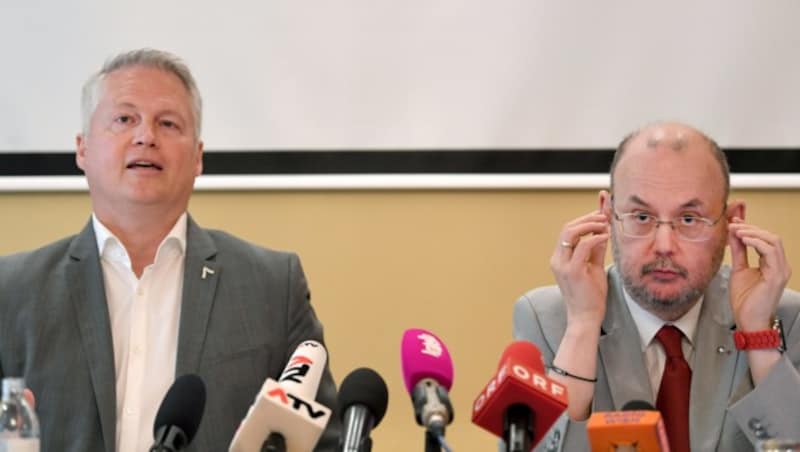 Die Fraktionsführer in der Kommission, David Ellensohn (li., Grüne) und Peter Florianschütz (SPÖ) (Bild: APA/ROLAND SCHLAGER)