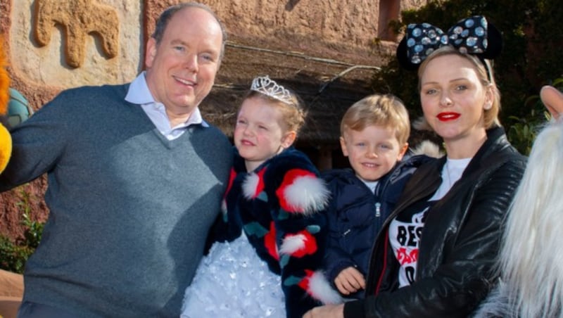 Fürst Albert, Fürstin Charlene und die Kinder Jacques und Gabriella in Disneyland (Bild: www.PPS.at)