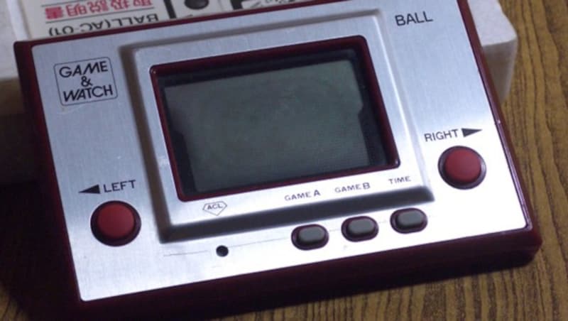 Game & Watch der Silver-Serie mit dem Spiel „Ball“ (Bild: Wikimedia/Joshua Murphy)