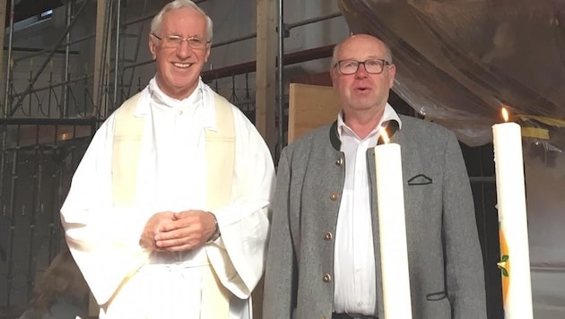 Pfarrer Rupert Reindl und Mesner Josef Hufnagl sind hoch erfreut. (Bild: Balthasar Gwechenberger)