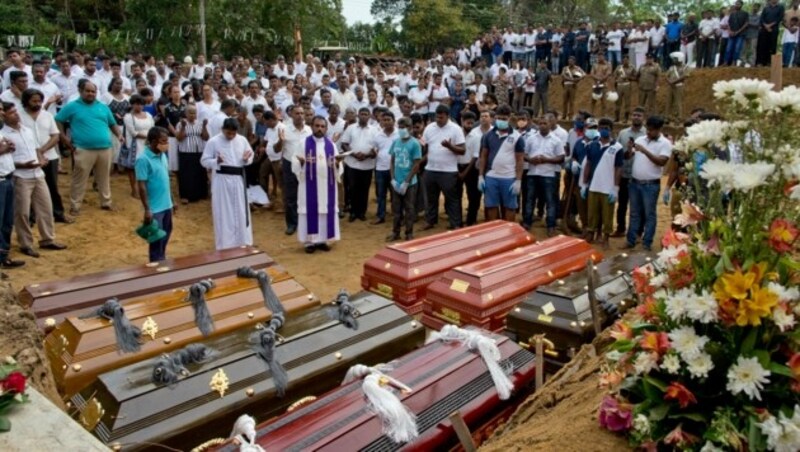 Die ersten Opfer wurden bereits beigesetzt - teilweise im Zuge von Massenbegräbnissen. (Bild: AP)