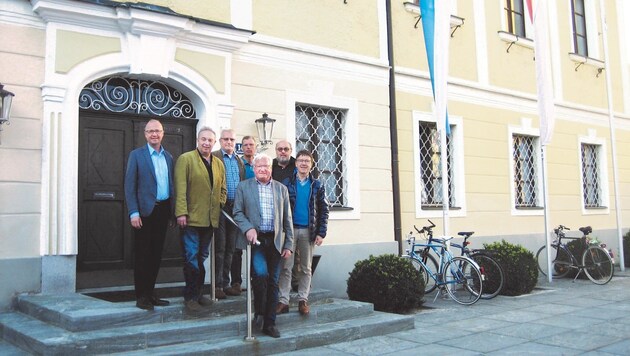 Der Gemeindevorstand von Mondsee (allen voran Bürgermeister Karl Feurhuber) will die Fusion mit den den Landgemeinden vorantreiben und hat eine Studie beauftragt. (Bild: Gemeinde Mondsee)