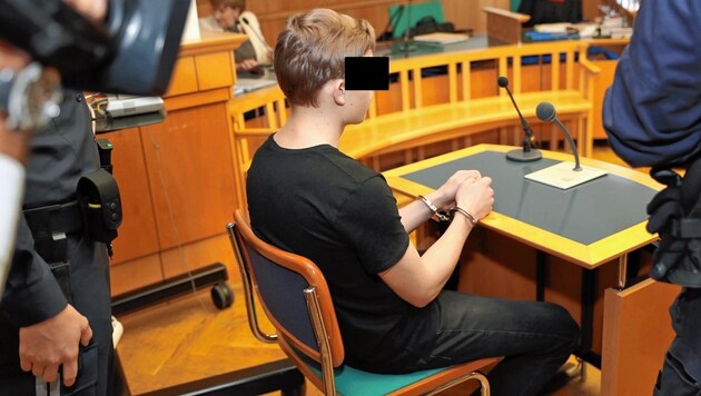 Der Angeklagte im Gerichtssaal (Bild: Kristian Bissuti)