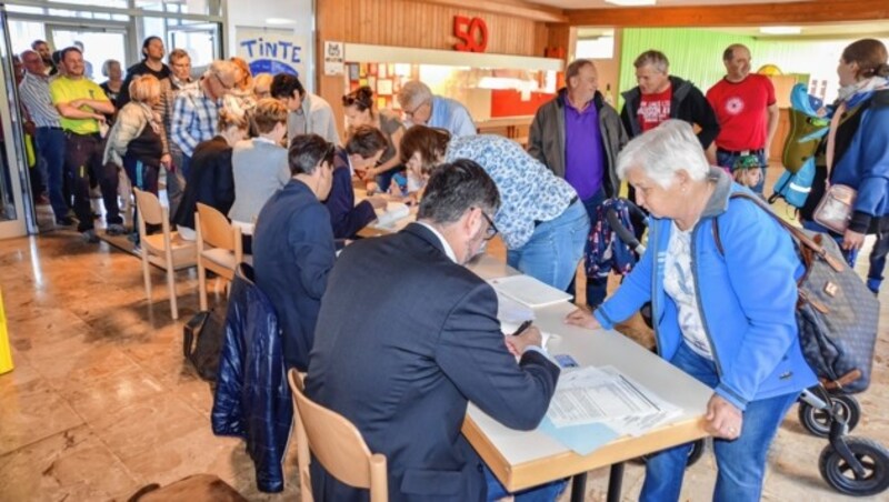 Jeder musste sich für die mündliche Verhandlung amtlich ausweisen und registrieren lassen. Dadurch verzögerte sich der Veranstaltungsbeginn. (Bild: Hubert Berger)